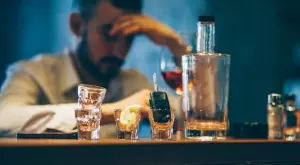 Виц за деня: Пиян мъж звъни на домофон