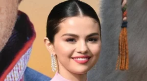 Селена Гомес си татуира новия си албум (снимка)