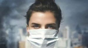 Лекар: Обикновената маска и шал не предпазват от мръсния въздух