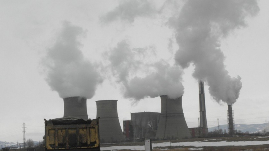 Със своите бълващи димоотводи българската въглищна централа в Бобов дол