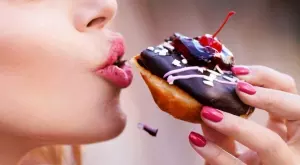 Как да намалите приема на сол и захар?