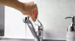 Виц на деня: На лекар му се запушила мивката часове преди Нова година 