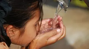 Оценка на приема на течности от деца в 13 страни