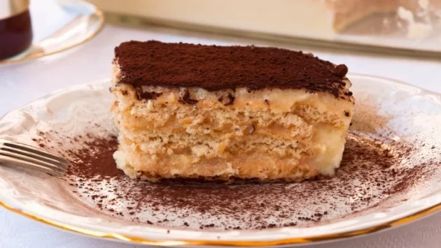 Бисквитена торта с ванилов крем