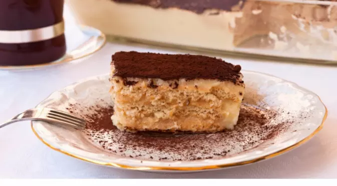 Бисквитена торта с маскарпоне и шоколад, която се топи в устата - ето как да си я направите у дома