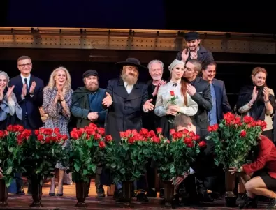 1001 червени рози на премиерата на „Цигулар на покрива” в Музикалния театър
