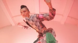 "+7 HOURS" - фотоизложба с дрехи-скулптури