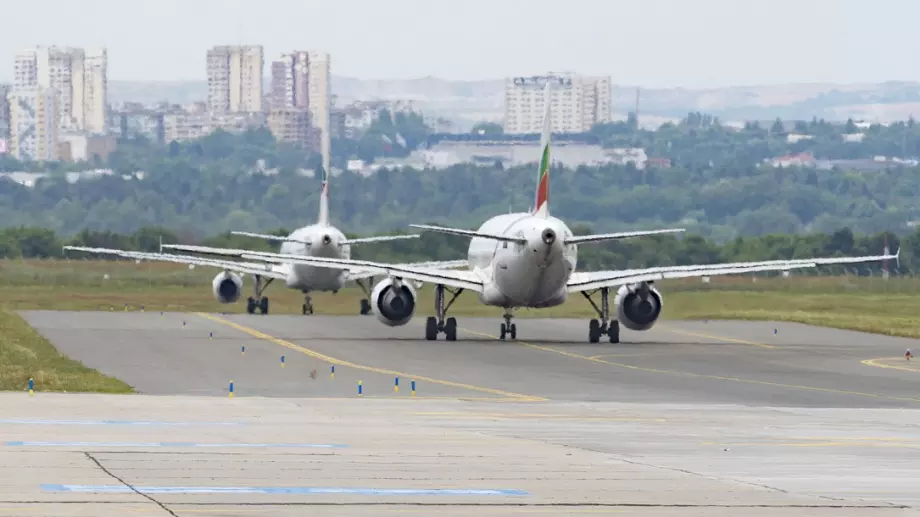 Драстичен спад на полетите във Варна и Бургас