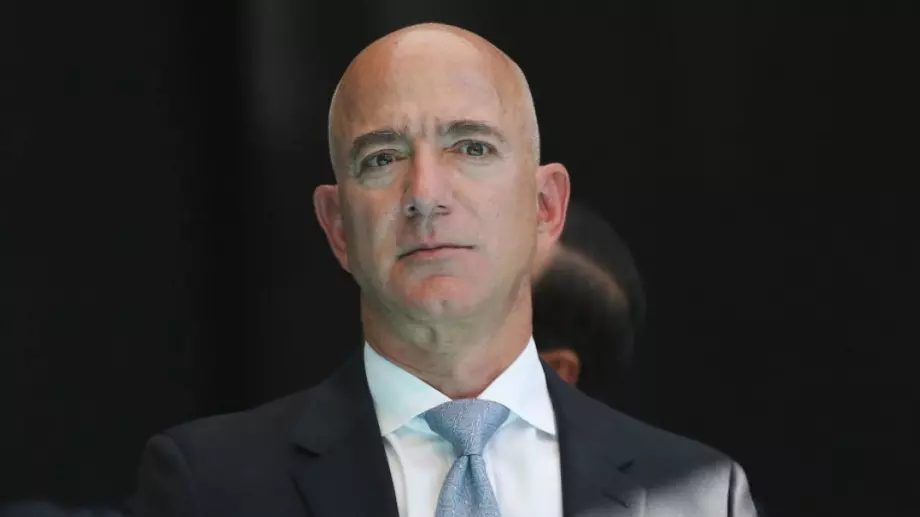 Джеф Безос се оттегля като директор на Amazon