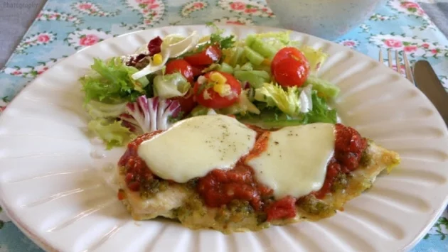 Пиле с доматен сос  и моцарела