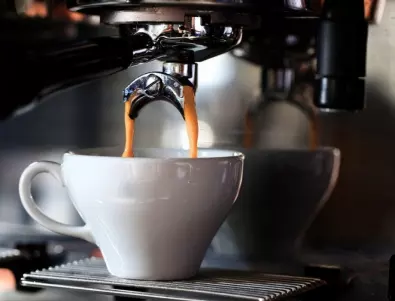 Как да почистите основно кафе машината отвътре 