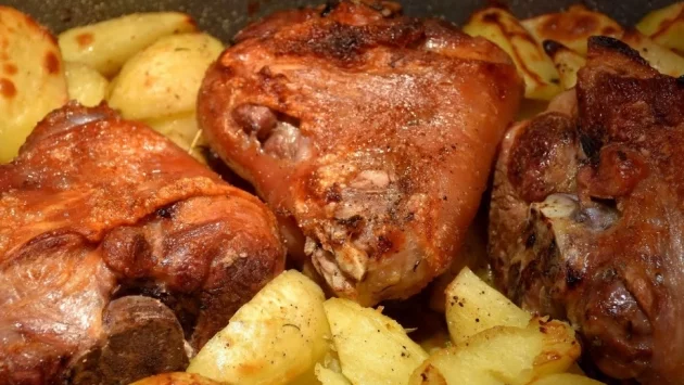 Печени свински джолани с картофи