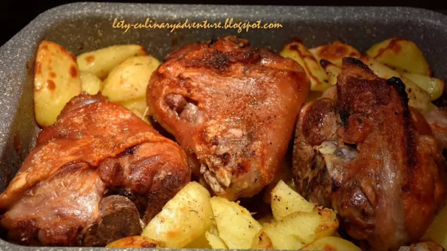 Свински пържоли с картофи на фурна