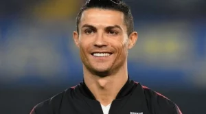 Роналдо дари оборудване на португалските болници