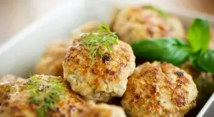 Леки и сочни: Пролетни пилешки кюфтета с гъби