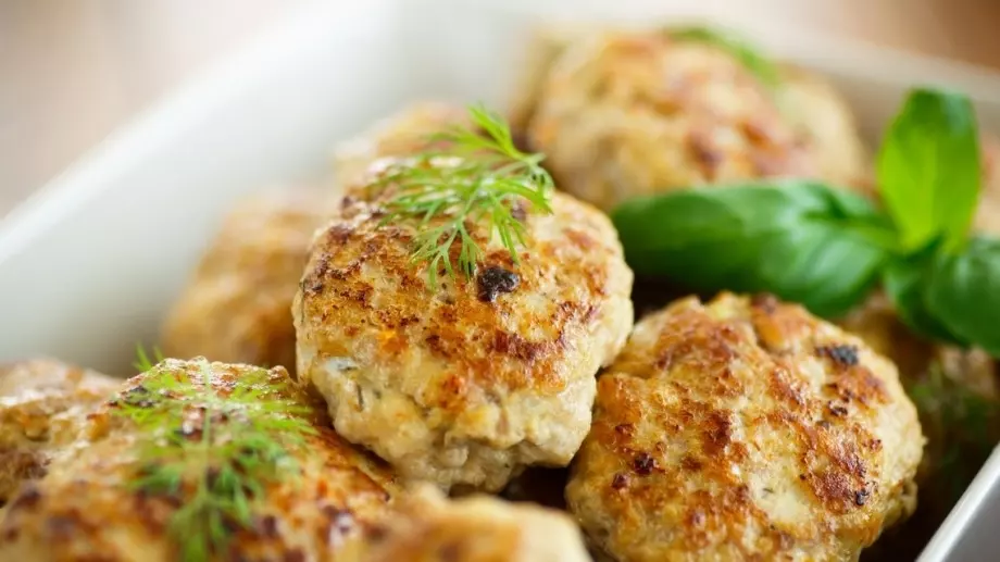 Леки и сочни: Пролетни пилешки кюфтета с гъби