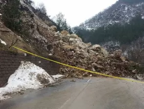 Мъж оцеля по чудо - джипът му се удари в откъснал се от ската камък
