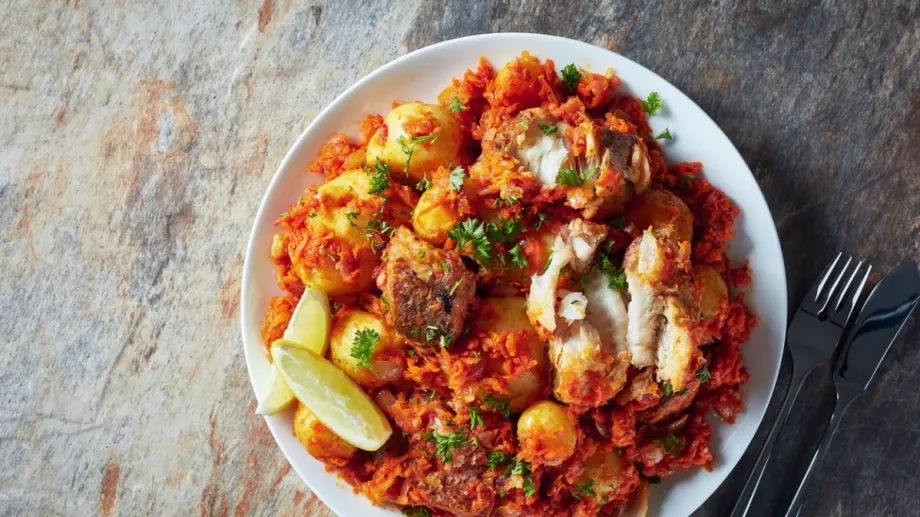 Хек на фурна с доматено пюре