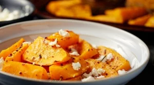 Печена тиква с орехи, канела и сирене