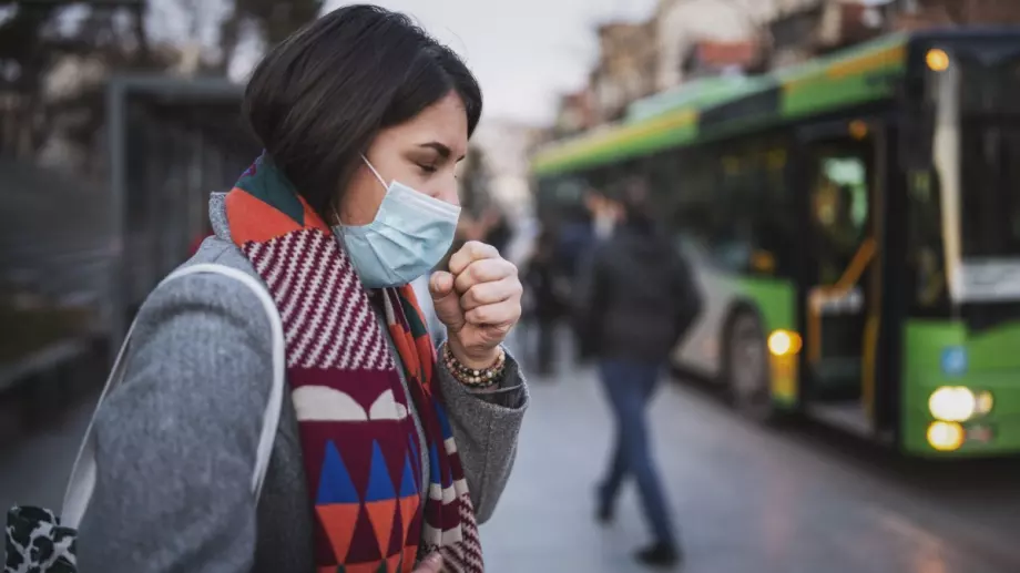 Защо е толкова трудно да спра да си пипам лицето?