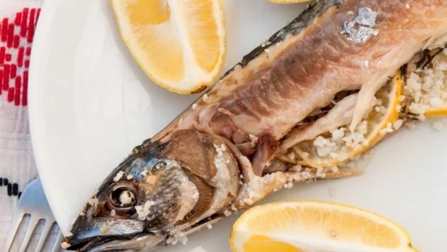 Печена скумрия в сол