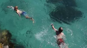 Какво не бива да ядем и пием преди плуване