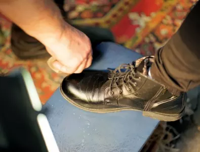 Защо гостите винаги трябва да си събуват обувките? Учени обясниха.