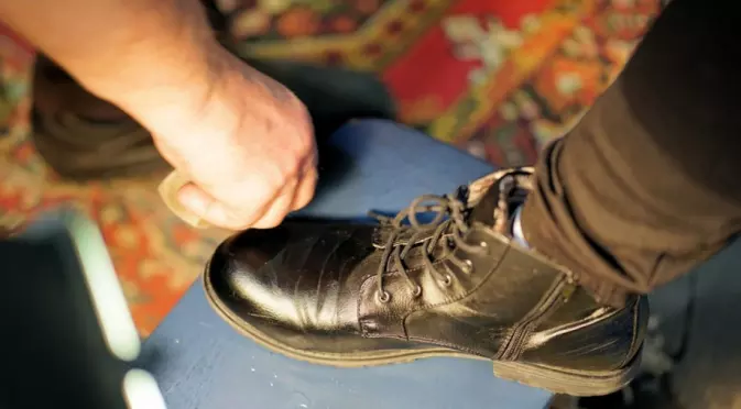 Защо гостите винаги трябва да си събуват обувките? Учени обясниха.