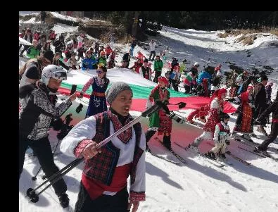 Хиляди се събраха за националното ски спускане с носии в  Пампорово