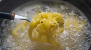 Защо опитните домакини никога не хвърлят водата, в която са варили паста