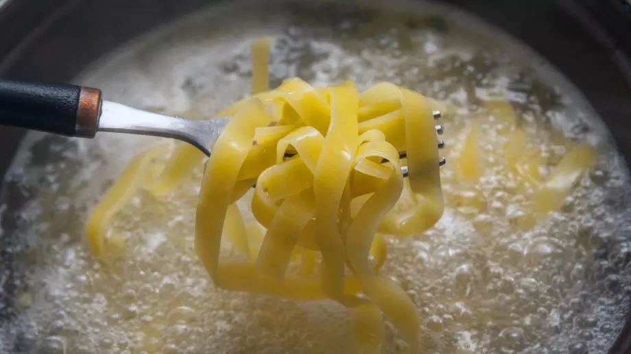 Защо винаги трябва да солите водата за паста