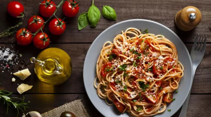 Чудесни спагети с маслини и чесън