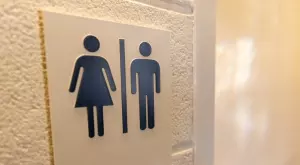 Виц за 2 юни 2023: Влиза един човек в тоалетна