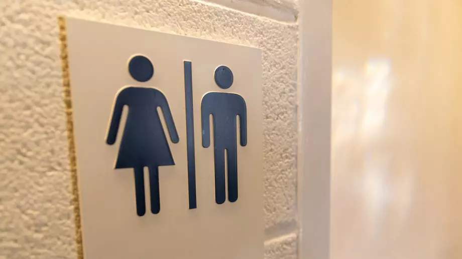 Виц за 2 юни 2023: Влиза един човек в тоалетна