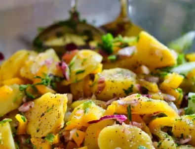 Пробвате ли тази рецепта за зимна картофена салата - няма да я правите по друг начин