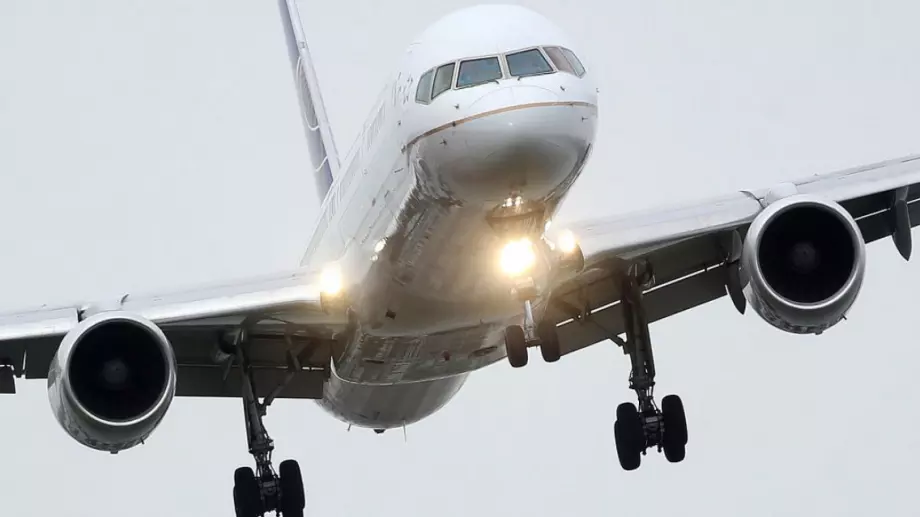 Японска авиокомпания променя логото си, приличало на символа на руската инвазия в Украйна