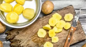 Опитните домакини винаги държат нарязаните картофи във вода. Ето защо
