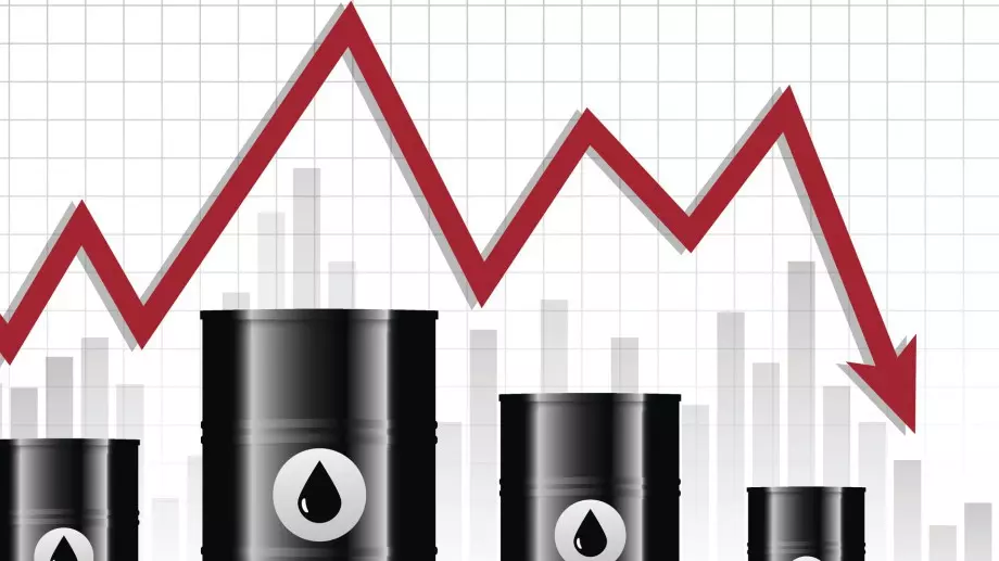 Цената на петрола с лек спад заради опасения, че търсенето намалява