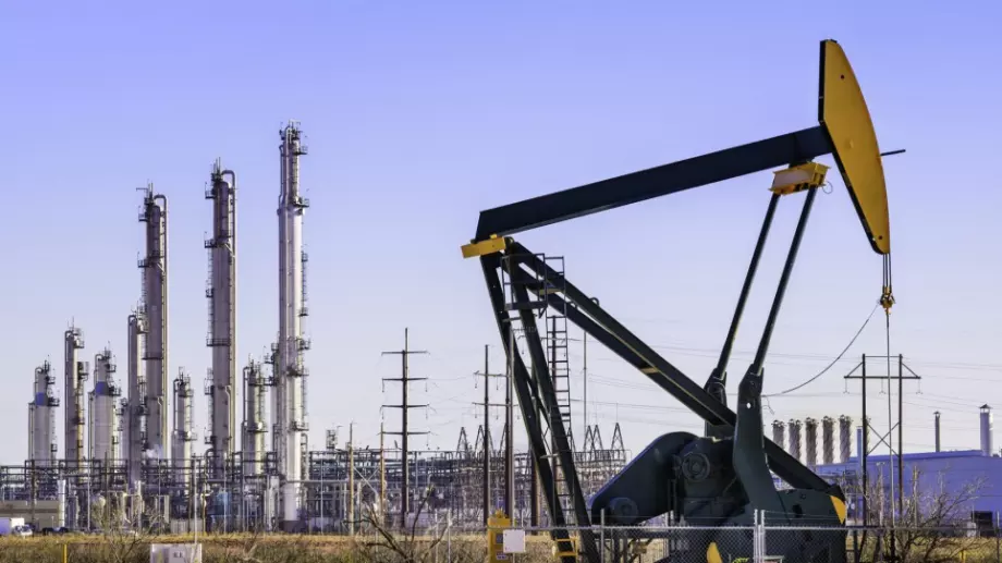 Русия към ОПЕК: Няма смисъл от ограничения в добива на петрол