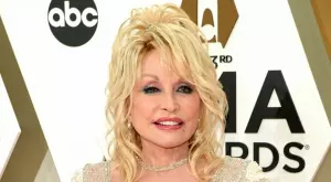 Доли Партън издава дебютна книга на 75