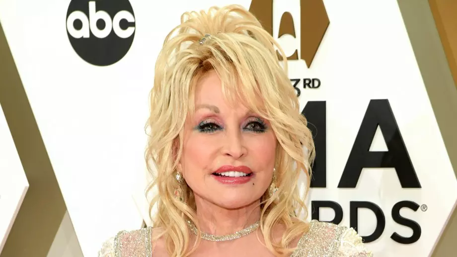 Доли Партън издава дебютна книга на 75