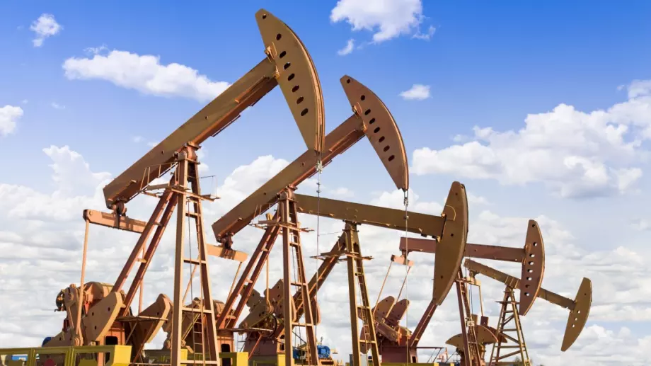 ОПЕК+ обсъжда сериозно вдигане на добива, за да задоволи търсенето