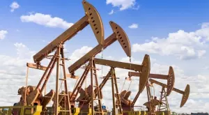 Световната банка: Петролът може да достигне нови рекордни стойности, ако конфликтът в Израел ескалира