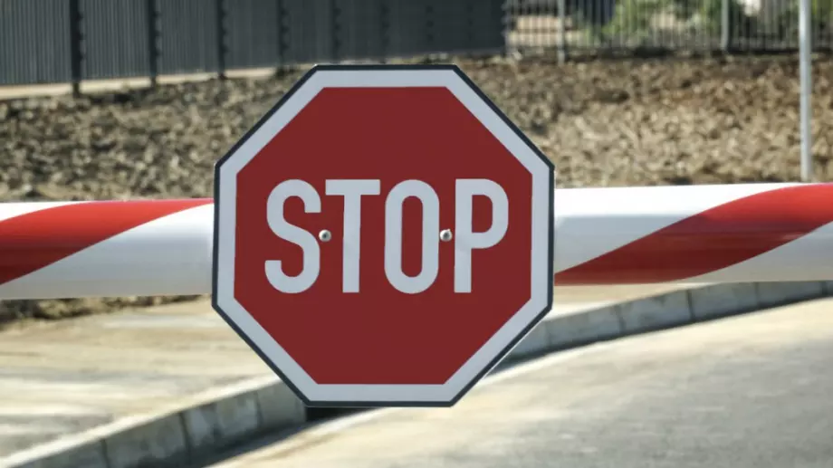 Гърция затвори границата за чужденци през нощта