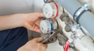 Кои са съществените стъпки при извършване на услугата смяна на водомер?