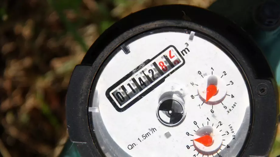 Хиляди домакинства трябва да сменят топломерите и водомерите в жилищата си