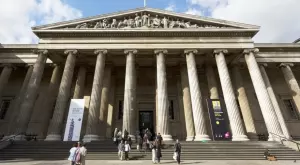 Разказвачът на истории Erdem "взриви" Седмица на модата в Лондон с камиони (ВИДЕО)