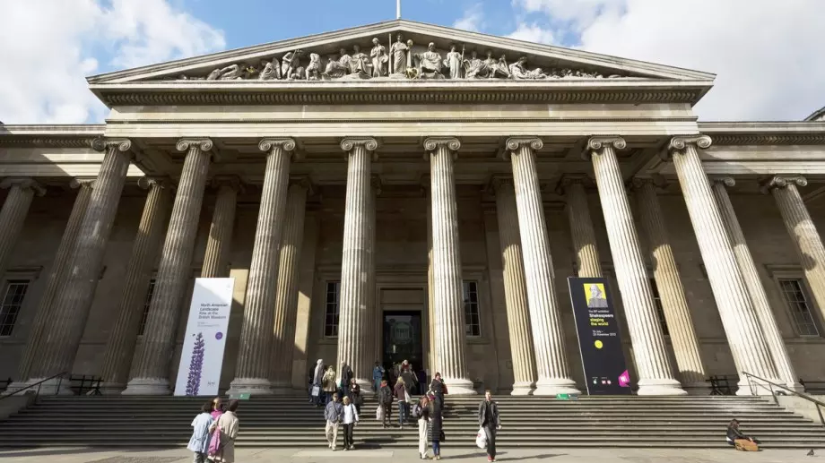 Разказвачът на истории Erdem "взриви" Седмица на модата в Лондон с камиони (ВИДЕО)