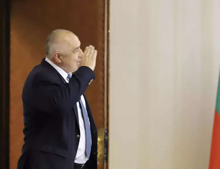 Борисов се скри от журналисти при предаването на властта