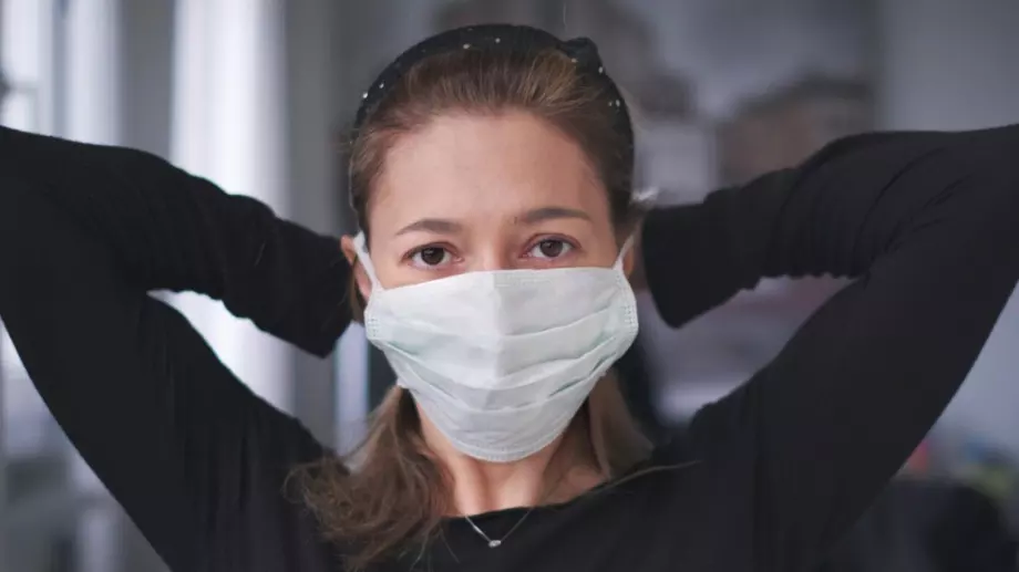 Връщат задължителните маски на закрито